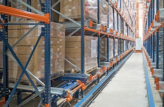 Het Automatisch Pallet Shuttle-systeem is een compact opslagsysteem dat de beschikbare ruimte in het magazijn optimaliseert