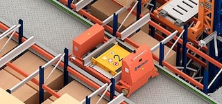 De aanvoerwagens verplaatsen de shuttle door het gangpad heen