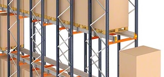 De jukken en liggers vormen de stellingen van het Automatische Pallet Shuttle-systeem