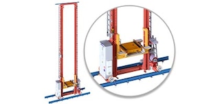 De magazijnkraan beweegt langs en omhoog door het gangpad