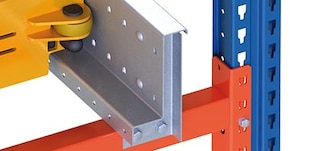 De rails bevinden zich in de opslagkanalen van het Automatische Pallet Shuttle-systeem
