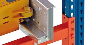 De rails bevinden zich in de opslagkanalen van het Automatische Pallet Shuttle-systeem