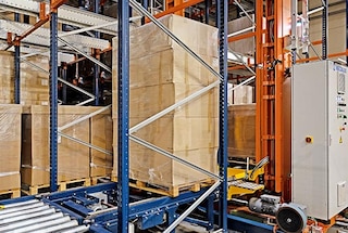De pallet wordt overgebracht naar de bak van de magazijnkraan of aanvoerwagen