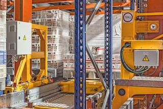 De shuttle rijdt de pallet in het opslagkanaal