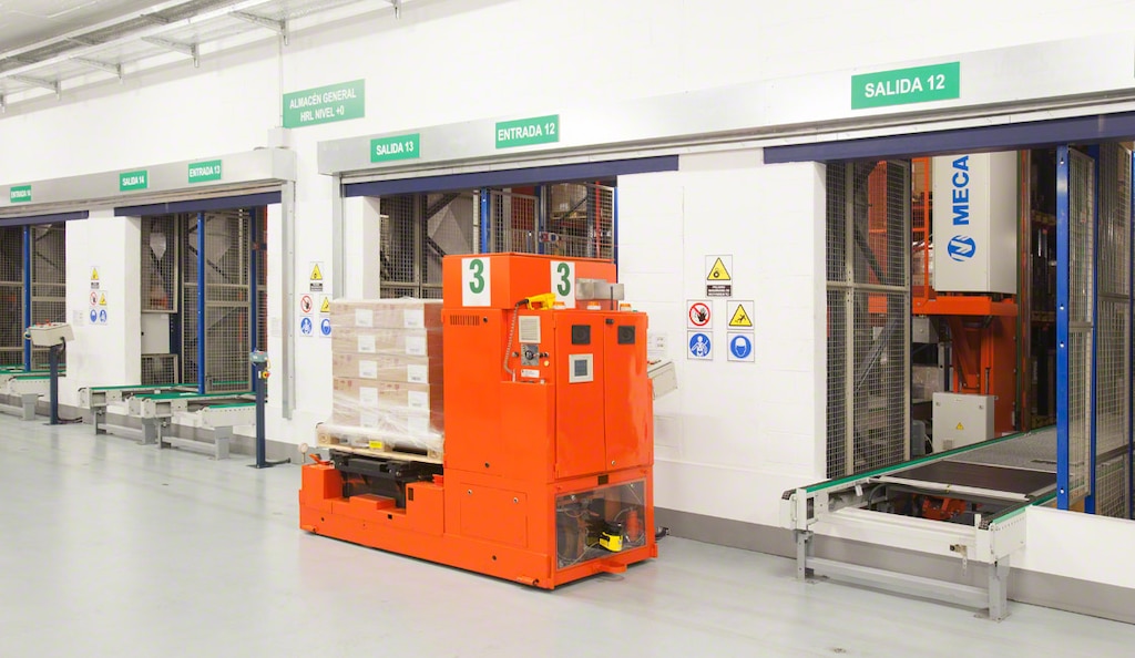 In het magazijn van Kern Pharma plaatsen automated guided vehicles goederen op de transportbanden