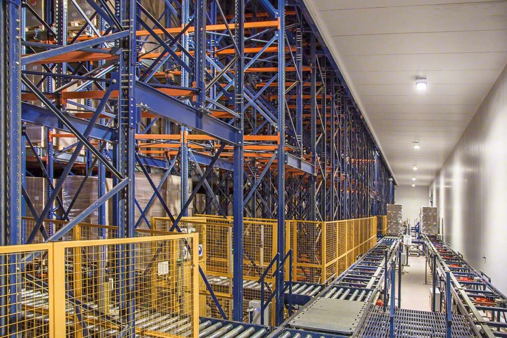 Automatisch hoogbouwmagazijn van Bem Brasil met Pallet Shuttle-systeem bediend door magazijnkranen