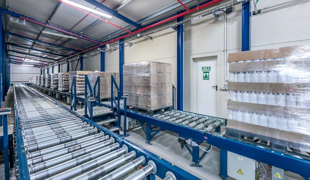 Automatische transportbanden voor pallets bieden dezelfde functionaliteit als AMR's en AGV's