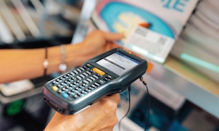 E-commerce fulfillment is één van de belangrijkste activiteiten van een magazijn dat online verkopen afhandelt E-commerce fulfillment is één van de belangrijkste activiteiten van een magazijn dat online verkopen afhandelt