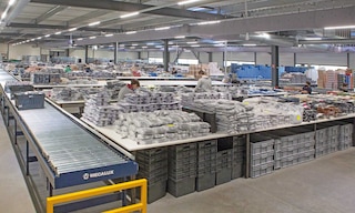 De belangrijkste activiteit van een e-commerce warehouse is het klaarzetten van bestellingen