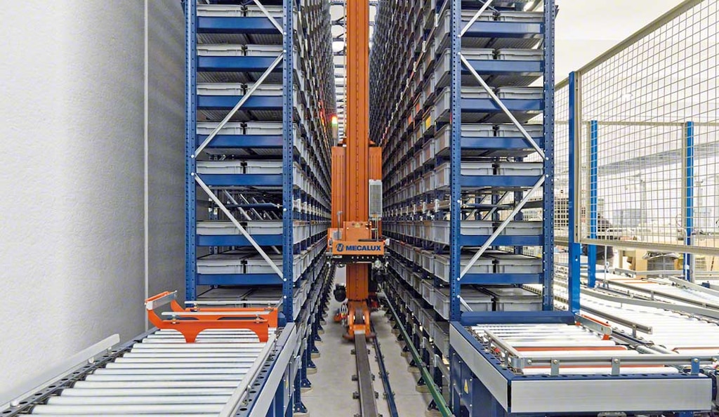 De geautomatiseerde stellingen voor dozen in het magazijn van Paolo Astori maken gebruik van een miniload magazijnkraan