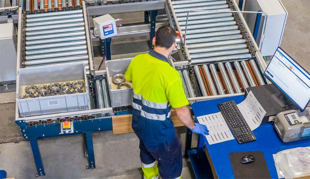Het Warehouse Management Systeem ondersteunt de operator bij orderpicking