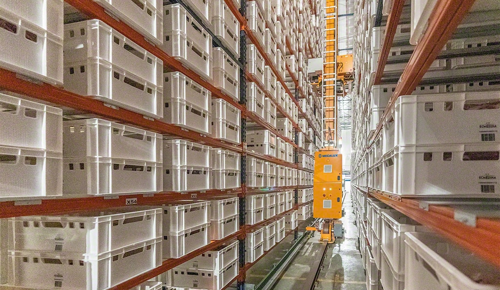 De automatische Miniload van Elaborados Cárnicos Medina heeft een capaciteit van 32.000 magazijnbakken
