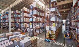 Opslagtechnieken zijn strategieën waarmee de criteria voor de opslaglocatie van de goederen in het magazijn worden bepaald Opslagtechnieken zijn strategieën waarmee de criteria voor de opslaglocatie van de goederen in het magazijn worden bepaald