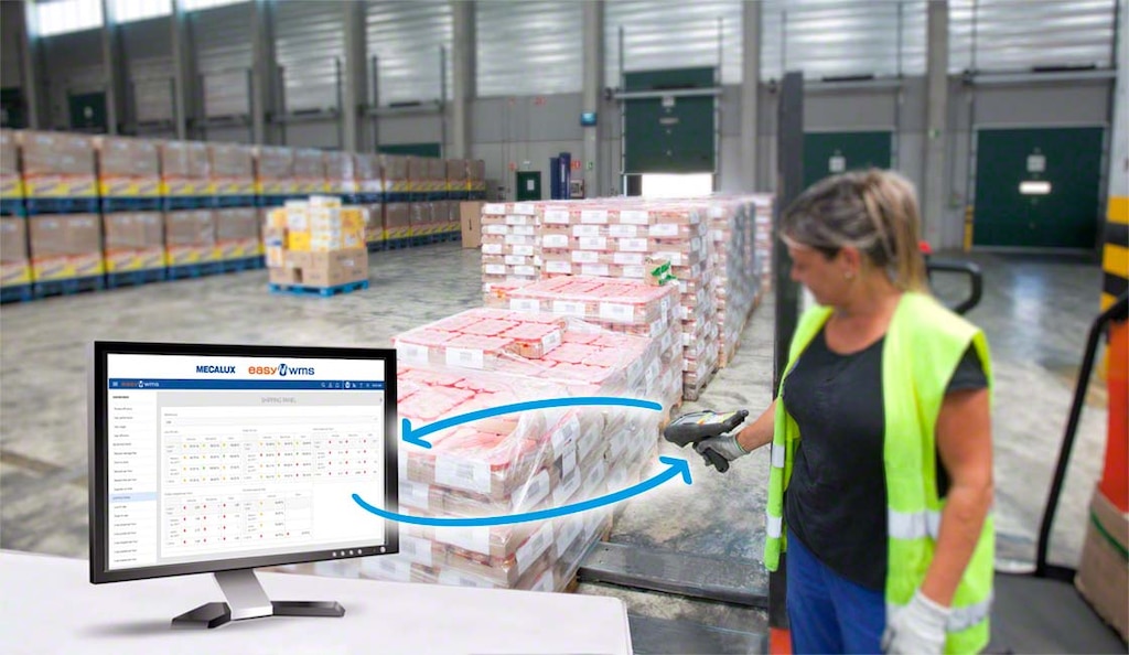 Software van het Warehouse Management Systeem maakt een permanente voorraad van het magazijn op