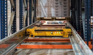 De semiautomatische en automatische Pallet Shuttle zijn voorzien van sensoren zodat alle soorten pallets kunnen worden afgehandeld De semiautomatische en automatische Pallet Shuttle zijn voorzien van sensoren zodat alle soorten pallets kunnen worden afgehandeld