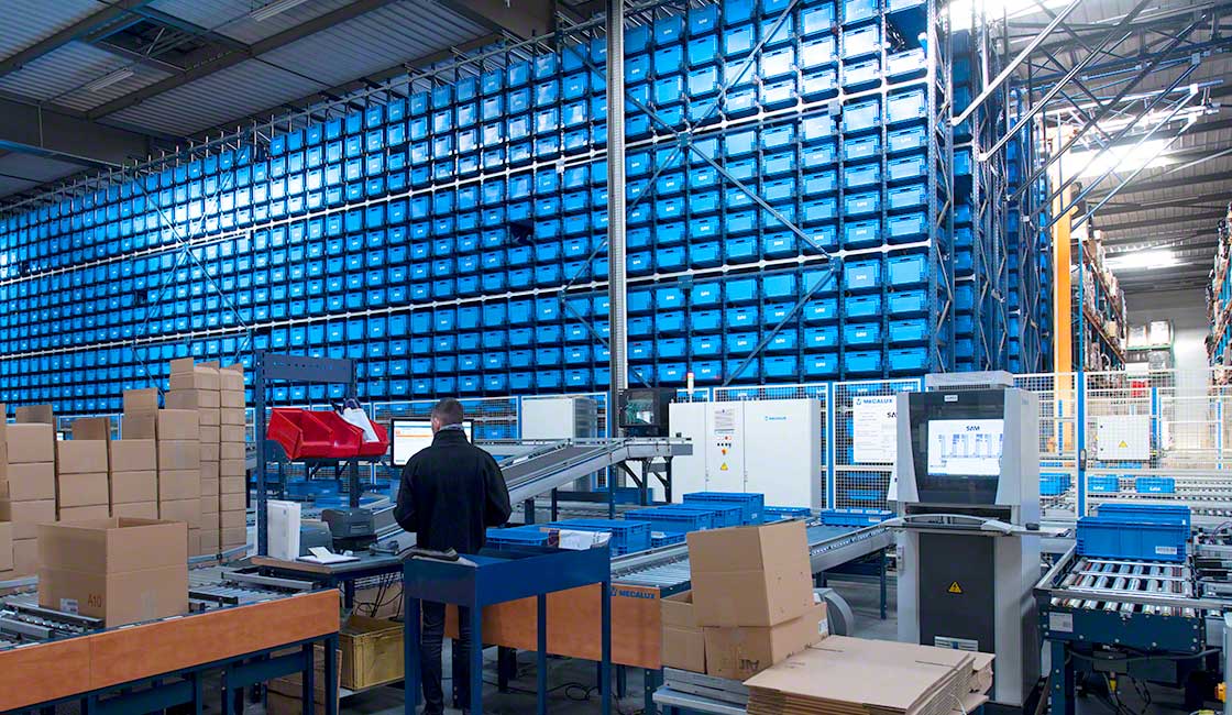 Het pickstation van SAM Outillage, waar bestellingen worden klaargezet volgens het “goederen naar de man”-principe