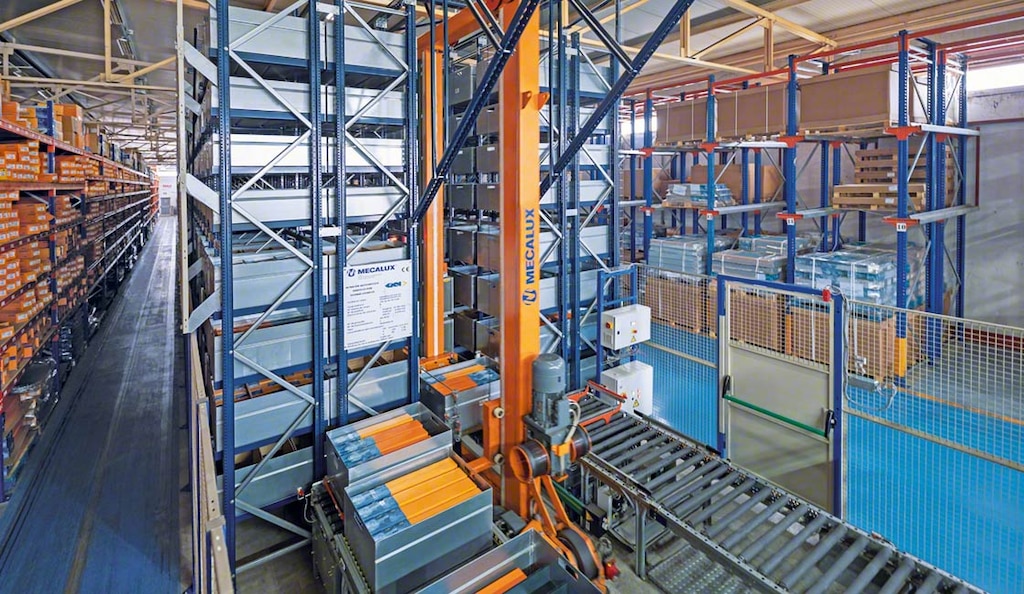 Magazijnkranen zijn warehouse machines die automatisch goederen in- of uit de magazijnstellingen slaan