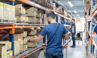 Bij zone picking wordt het magazijn verdeeld in verschillende zones volgens verschillende criteria Bij zone picking wordt het magazijn verdeeld in verschillende zones volgens verschillende criteria