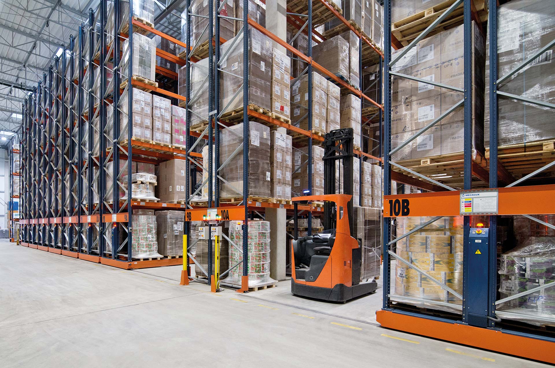 Dit opslagsysteem kan worden gecombineerd met vaste magazijnstellingen om een maximaal rendement voor het magazijn te verkrijgen