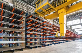 Door automatische rolbruggen te gebruiken, wordt het laden en lossen in een magazijn met draagarmstellingen geoptimaliseerd