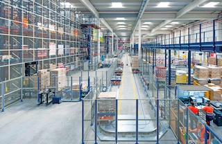 Een veiligheidshek beperkt de toegang tot het werkgebied van het elektrisch Monorailsysteem