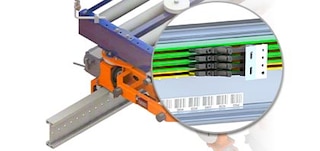 De vloerrails worden bevestigd aan het grondoppervlak van het magazijn