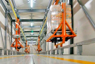 Het elektrisch Monorailsysteem voor pallets kan verschillende magazijnen met elkaar verbinden