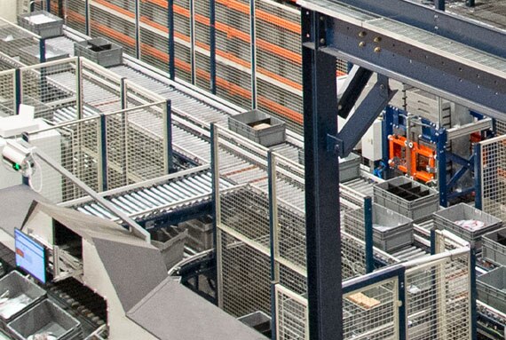 Wanneer een bestelling klaar is, dan wordt de orderbak doorgestuurd naar de orderconsolidatie- en verzendzone