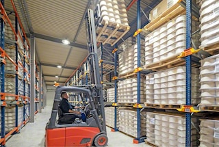 Om pallets uit te halen bij inrijstellingen worden dezelfde stappen gevolgd als bij het invoeren van pallets, maar in omgekeerde volgorde