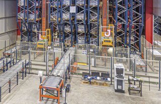 Veiligheidshekken beperken de toegang tot het werkgebied van de magazijnkranen