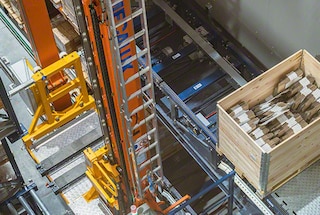 Deze transportband verplaatst de pallet naar het einde van het gangpad