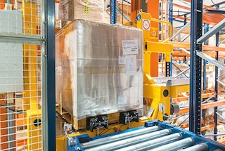 De transportband verplaatst de pallet naar het einde van het gangpad