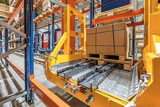 Het uithaalsysteem deponeert de pallet op de toegewezen locatie