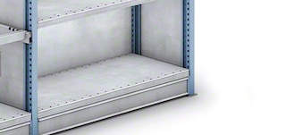 Plinten bedekken de onderkant van de metalen stellingkasten