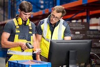 Tijdens de opleidingen over software wordt het personeel opgeleid in het instellen en gebruiken van het Warehouse Management Systeem