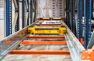 De Pallet Shuttle automatiseert het in- en uitrijden van pallets in diepe kanalen