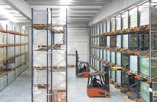 Het Pallet Shuttle opslagsysteem kan worden gecombineerd met conventionele stellingen