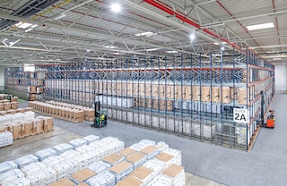 De Pallet Shuttle is een opslagsysteem met hoge dichtheid dat maximaal gebruik maakt van het beschikbare vloeroppervlak