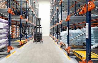 De Pallet Shuttle is een ideale oplossing voor koelruimten omdat deze het te koelen oppervlak verkleint