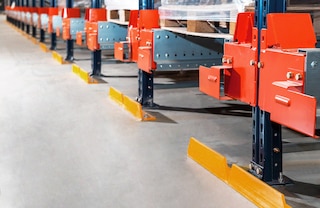 De vloerbeschermers geven aan tot waar de bestuurder van de heftruck mag rijden