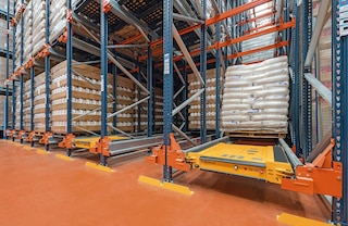 Met het Shuttlesysteem voor pallets kan in elk kanaal een ander type SKU worden opgeslagen