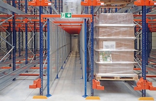 Er kunnen evacuatie- of onderhoudsgangen worden geïnstalleerd in de stellingen van het Pallet Shuttle systeem