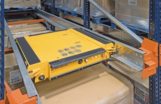 Het wagentje van de Pallet Shuttle rijdt op rails in het opslagkanaal van de stelling