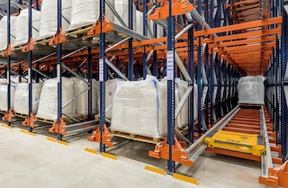De Pallet Shuttle kan werken in stellingen van meer dan 60 m diep De Pallet Shuttle kan werken in stellingen van meer dan 60 m diep