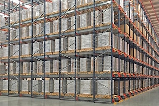 Dankzij de Pallet Shuttle kunt u de verzendingen in magazijnen met seizoensgebonden goederen stroomlijnen