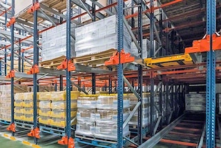 De Pallet Shuttle van Mecalux wordt aanbevolen voor magazijnen met veel pallets per SKU