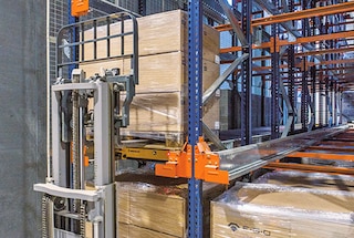 De vorkheftruck plaatst de pallet bij de ingang van het kanaal