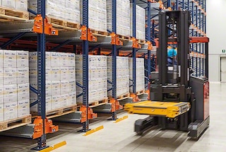 Met de vorkheftruck pakt de operator de wagen eerst de lading op en transporteert deze vervolgens naar het kanaal