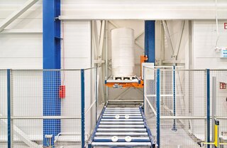 Verticale transportbanden kunnen verschillende soorten ladingen op pallets hanteren