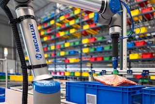 De pick and place robot kan verpakte kleding in de textielsector verwerken